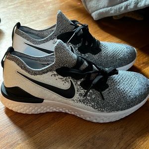 Nike Epic React Flyknit Womens Running Shoe Size 7.5 Black and White